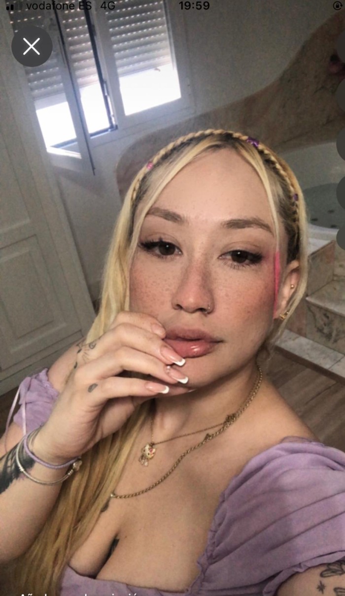 NOVEDAD RUBIA CACHONDA Y MUY MOJADITA PARA TI
