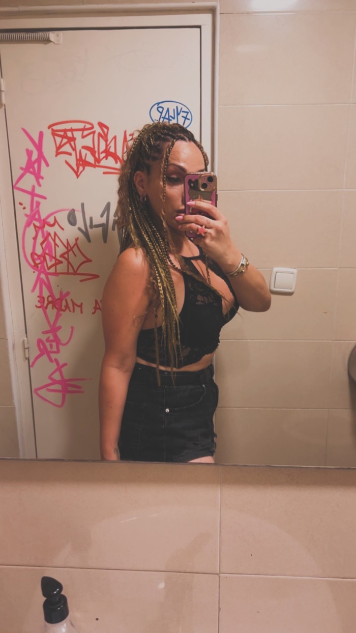 Chica trans española con xoxito para heteros