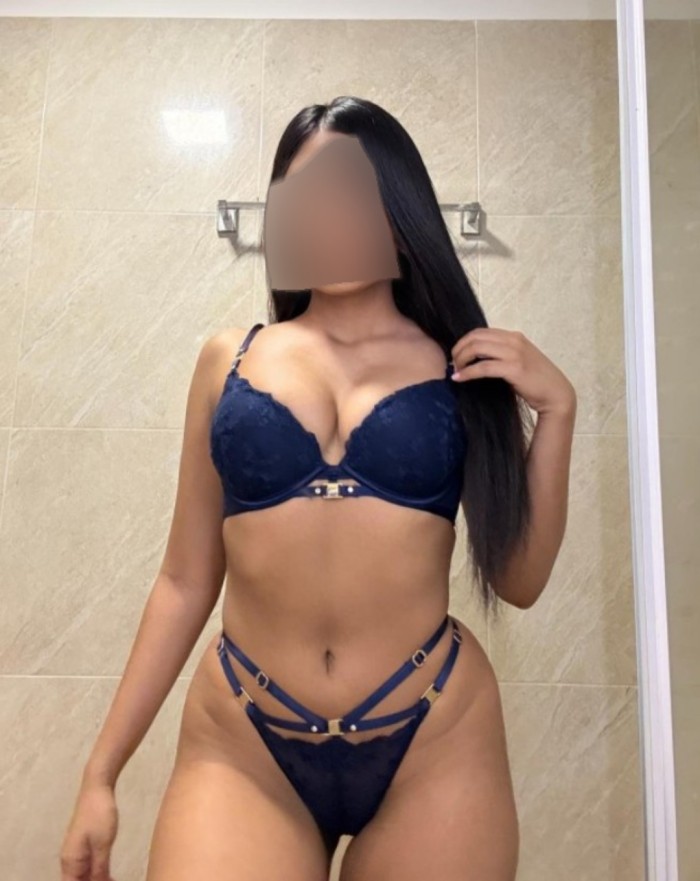 Morena caliente y complaciente, te atreves?