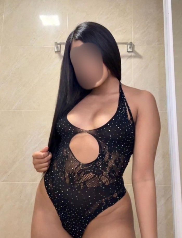 Morena caliente y complaciente, te atreves?