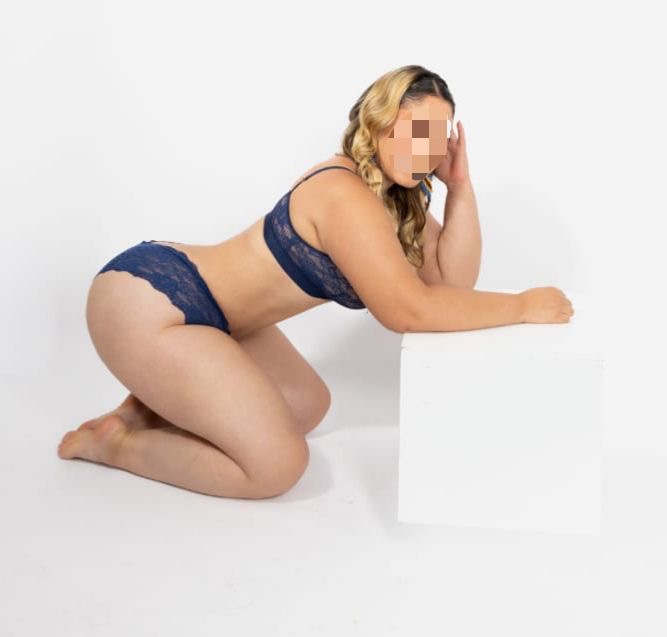 Latina Rubia y Coqueta