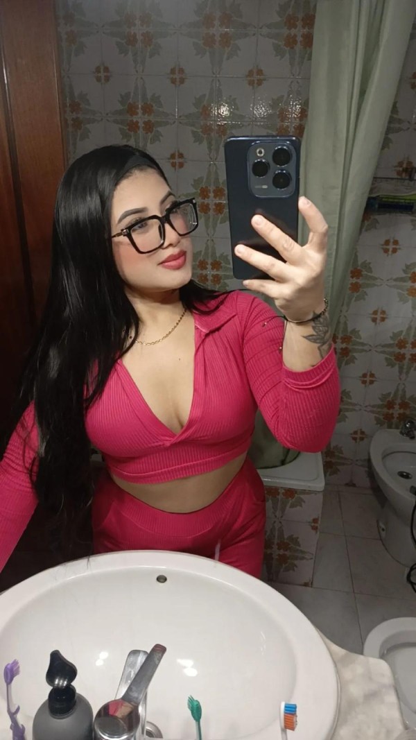 TU SUMISA EN LA CAMA CON MUCHAS GANAS DE FOLLAR