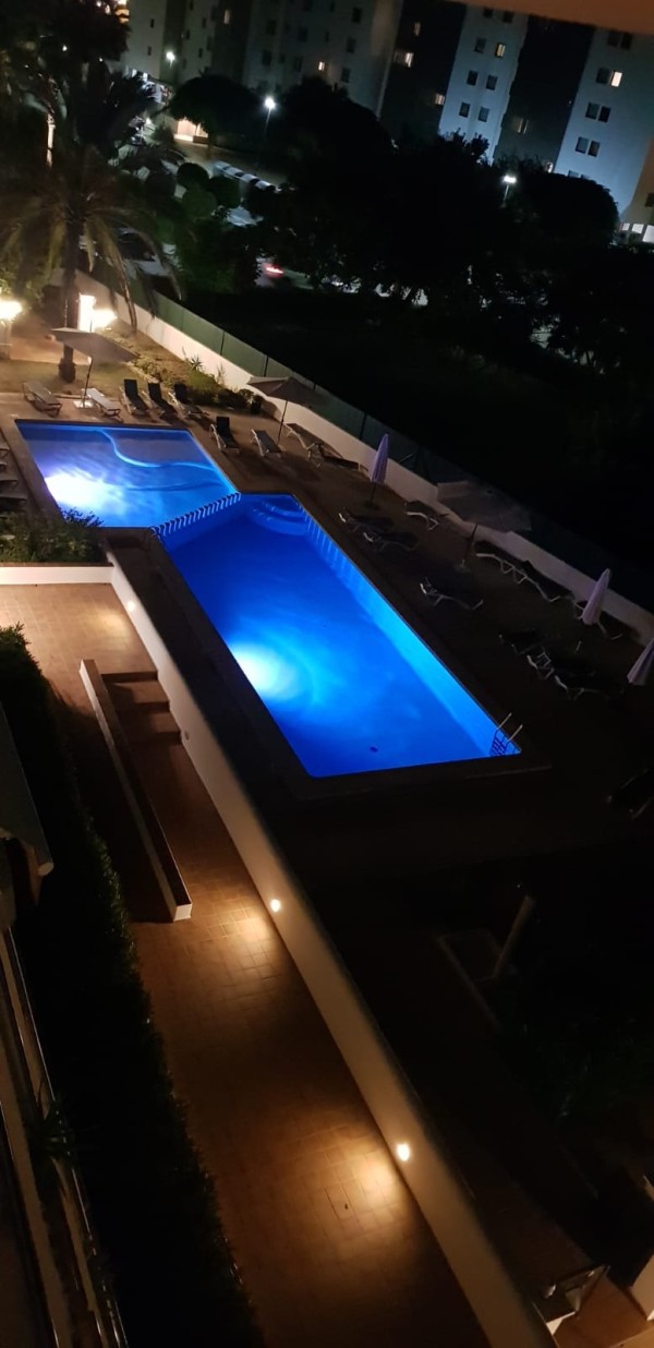HABITACIÓN CON TERRAZA, PISCINA Y FÁCIL APARCAMIENTO. PARA UNA O 2 AMIGAS