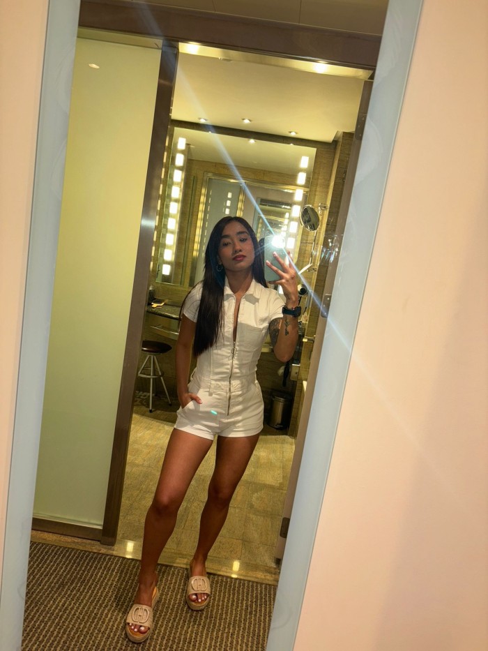 Latina delgadita muy cachonda