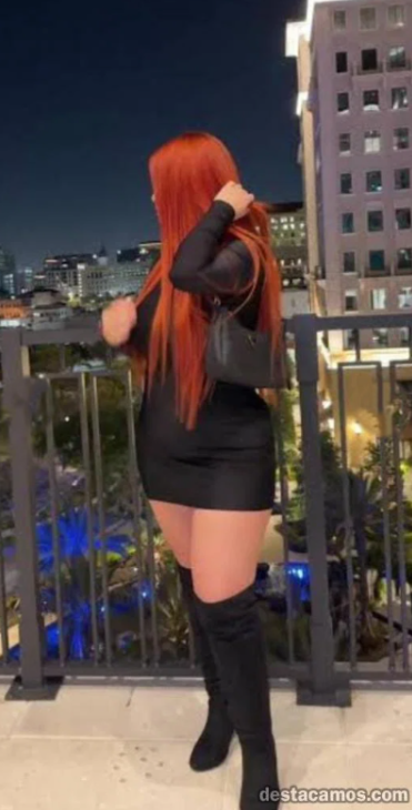DELICIOSA IMPLICADA EXQUISITA ANSIOSA DE PLACER