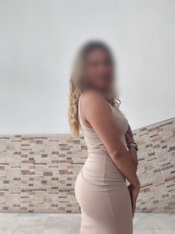 Morena delgada lista para complacerte