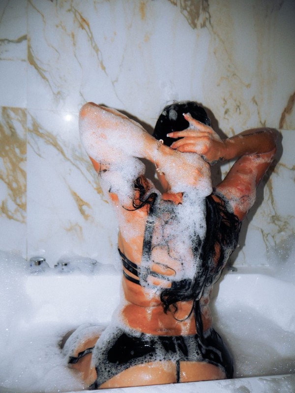 Un Mix de Dulzura y Sensualidad, TANIA