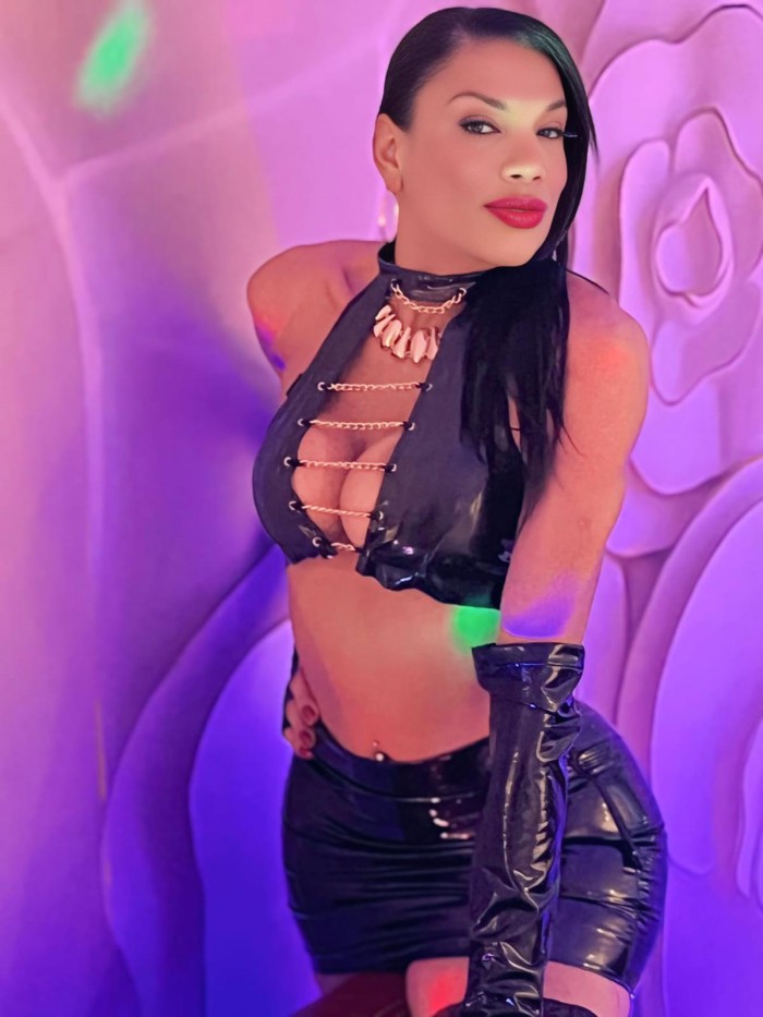 SARA CASTILHOS  ESPECTACULAR TRANS BRASILEÑA