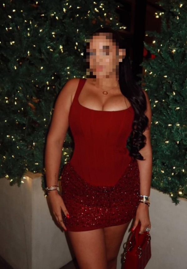 MUJER CURVY MORBOSA DE LUJO – TETONES INFINITOS