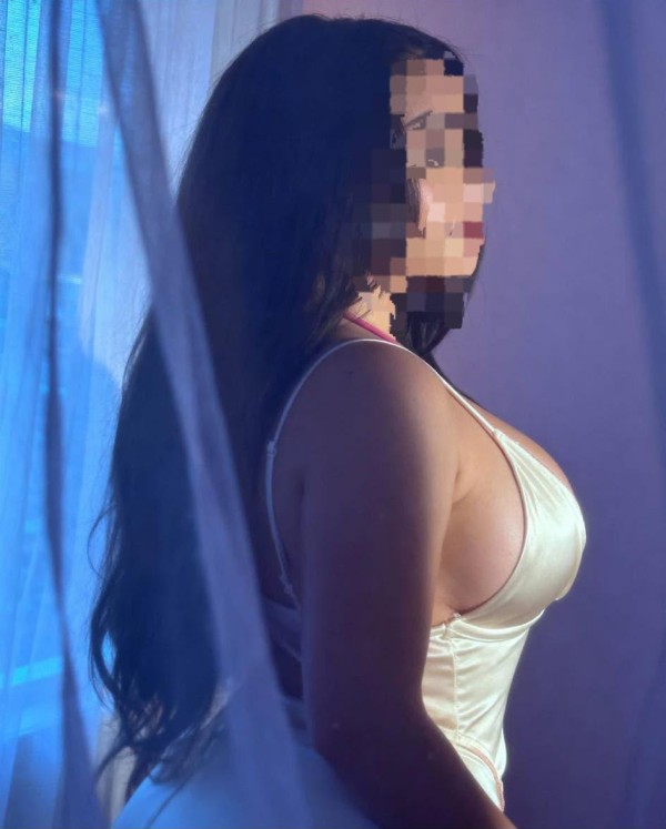 Latina caliente lisa de 25 años