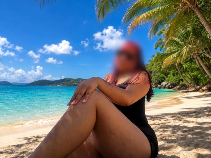 LATINA MUY CACHONDA CON EL COÑO HUMEDO