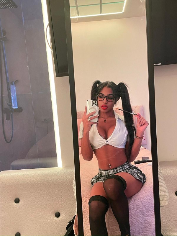 Trans Mia Koluchi muñequita alto standing