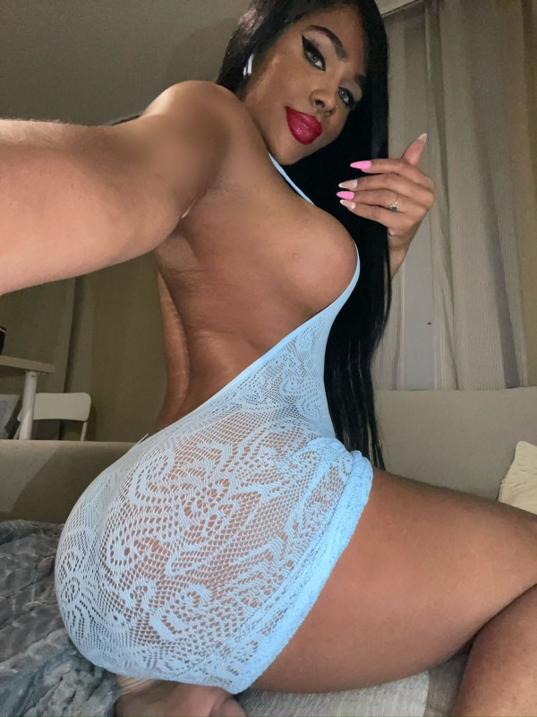 Trans Mia Koluchi muñequita alto standing