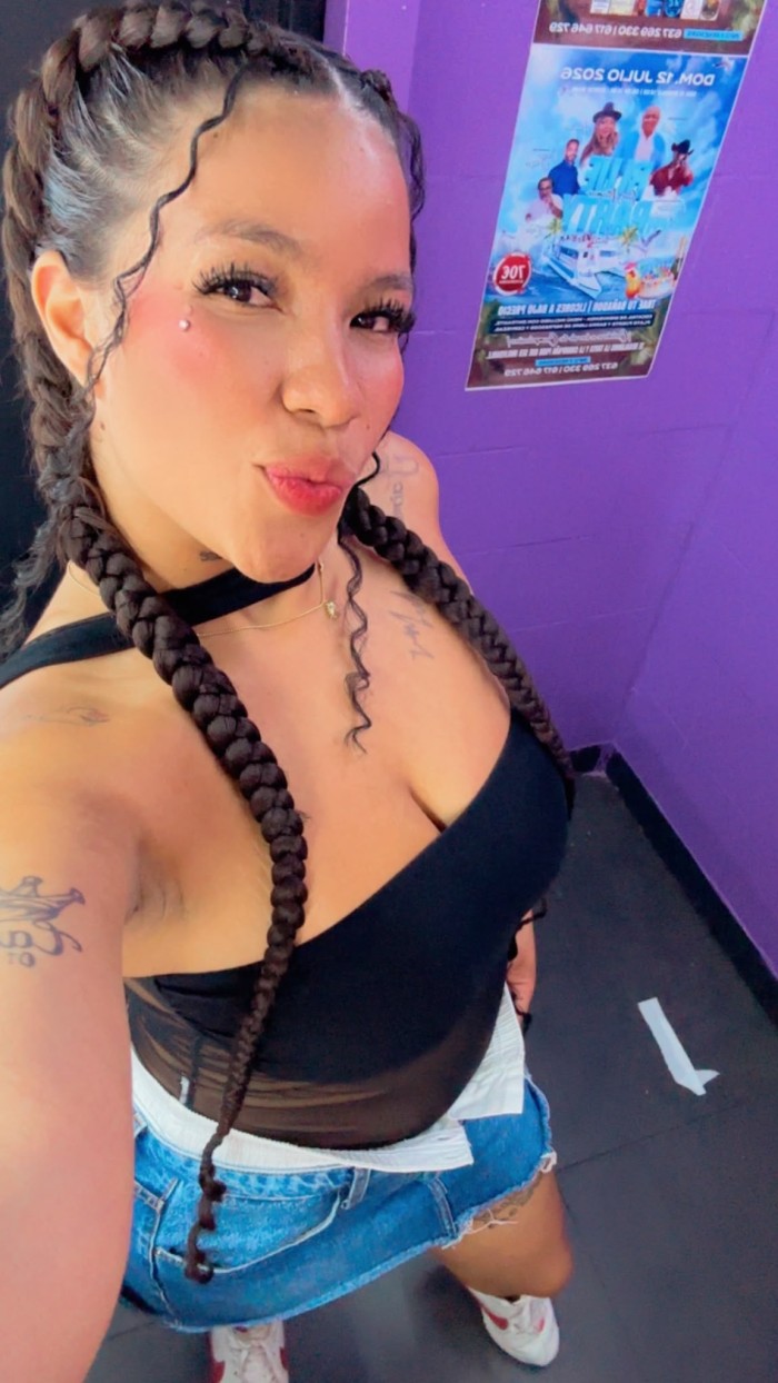 encantadora con ojos marrones