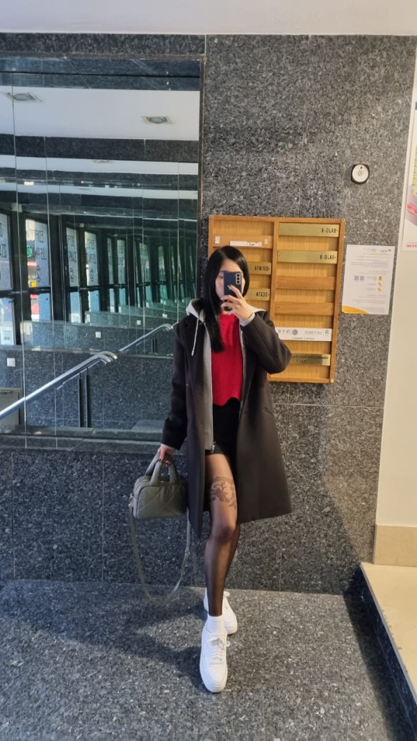 ABRIL 24 AÑOS — VENEZOLANA EN SALOU