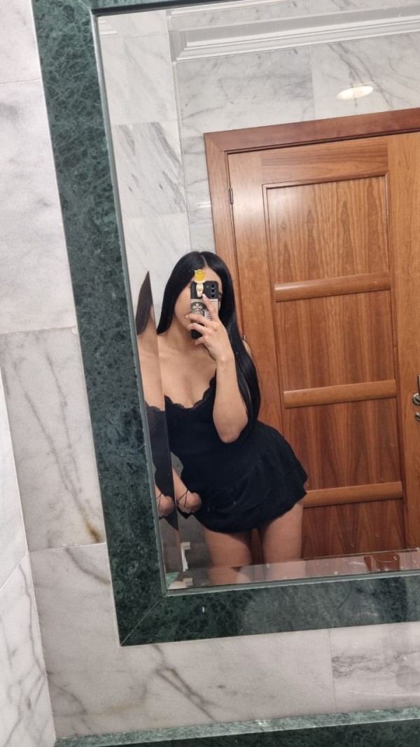 ABRIL 24 AÑOS — VENEZOLANA EN SALOU