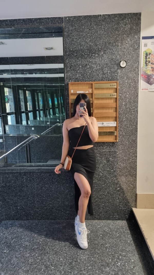 ABRIL 24 AÑOS — VENEZOLANA EN SALOU