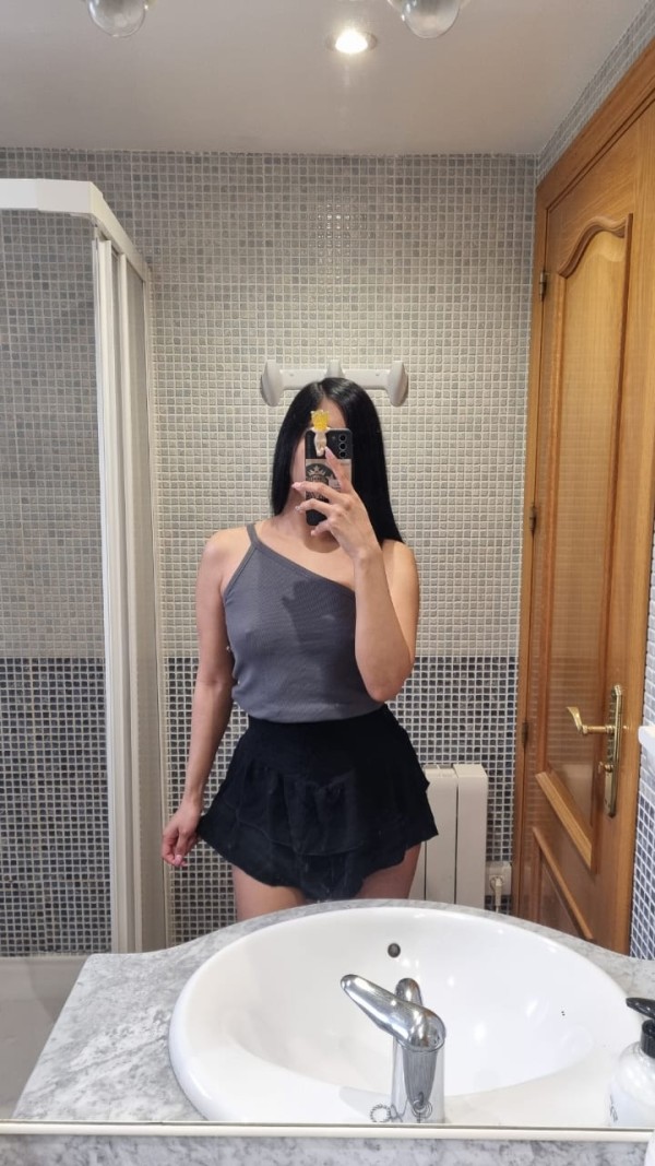 ABRIL 24 AÑOS — VENEZOLANA EN SALOU