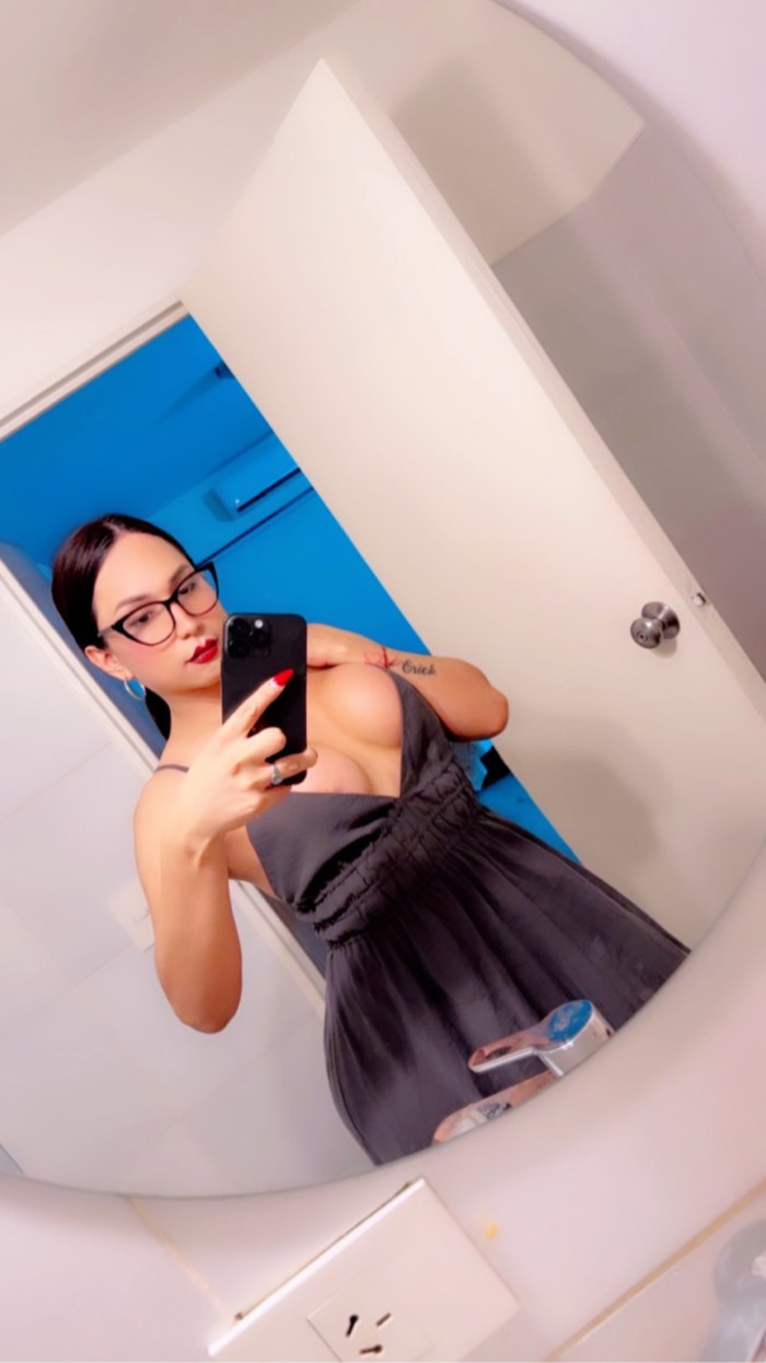 VICIOSA PERVERSA LATINA RECIÉN LLEGADA ANTONELLA