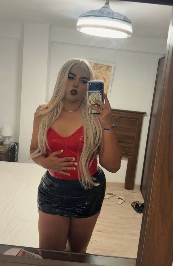 chica trans rubia Benalmádena arrolló de la miel