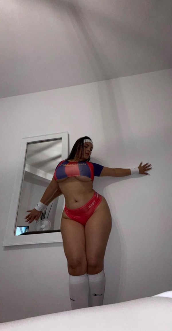 llegó tu futbolista cachonda y ardiente