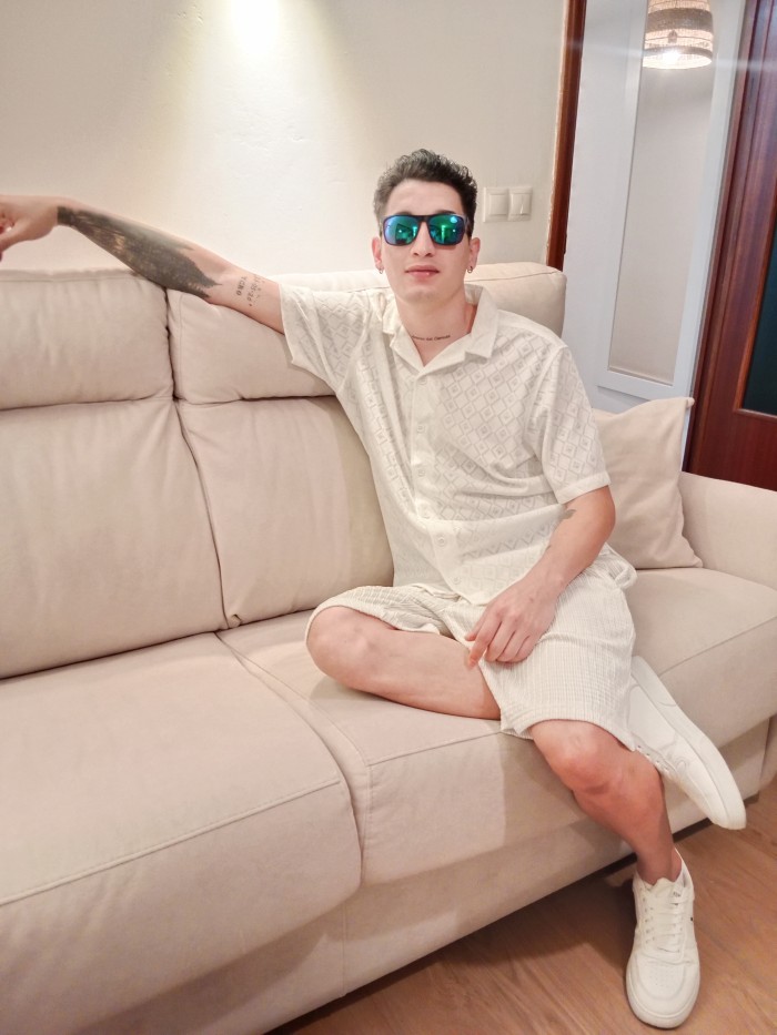 LATINO POLLON, FIESTERO , GUARRO Y MUY CAÑERO