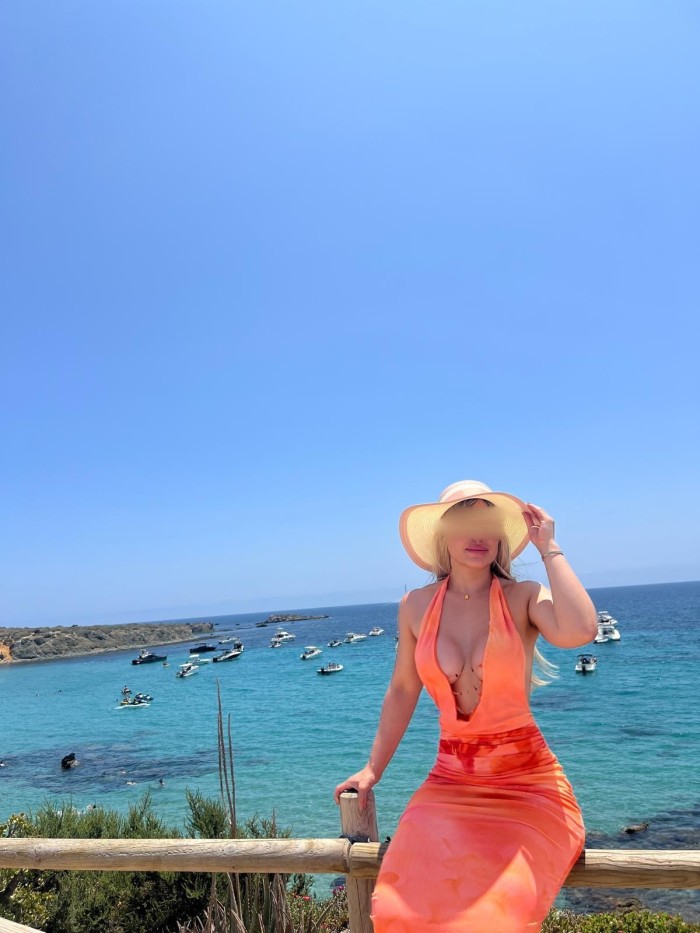 Rubia colombiana elegante en Alicante, ojos claros