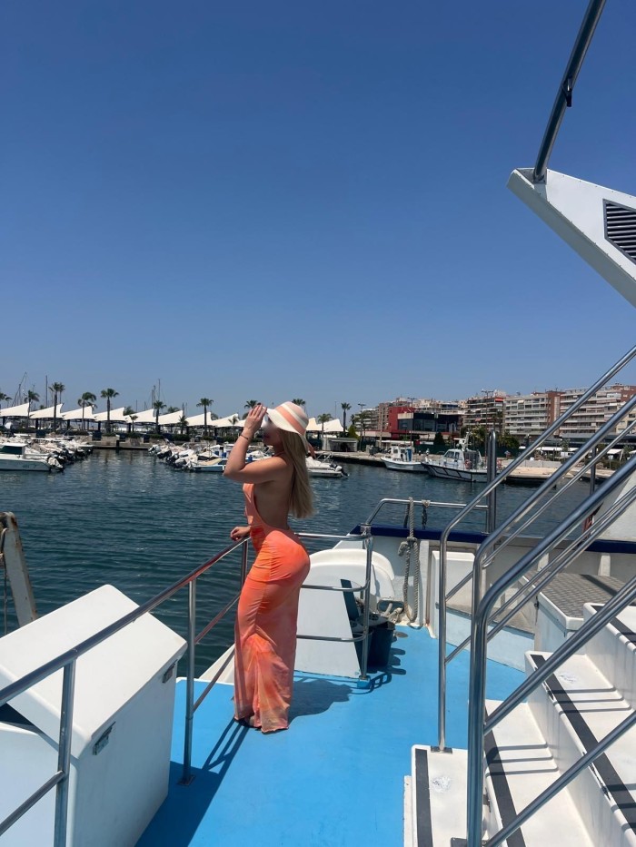 Rubia colombiana elegante en Alicante, ojos claros
