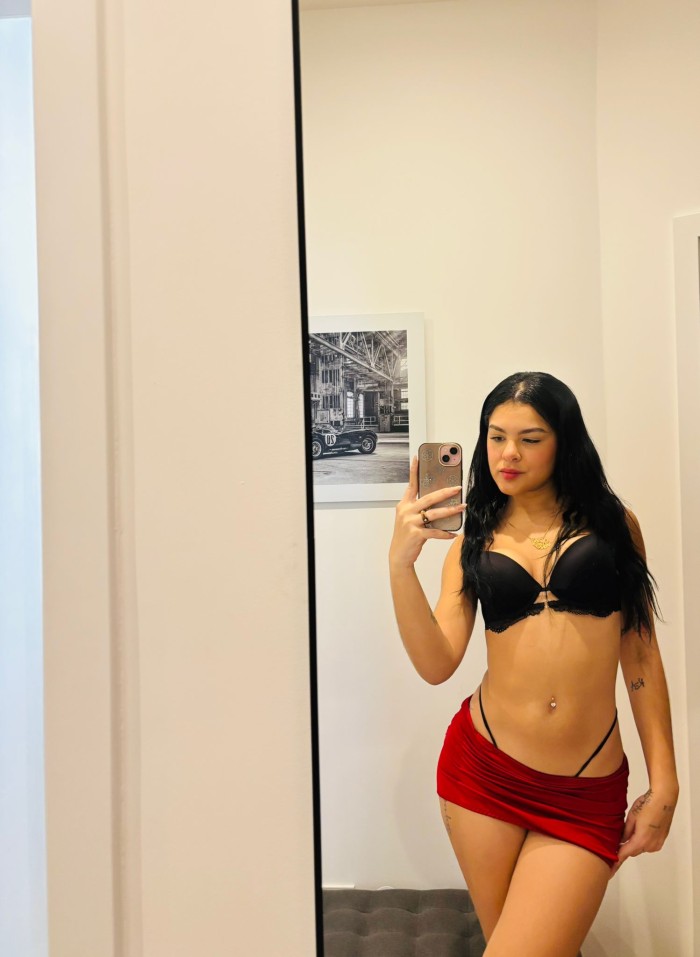 DELICIOSA LATINA CALIENTE FIESTERA DISPONIBLE LAS