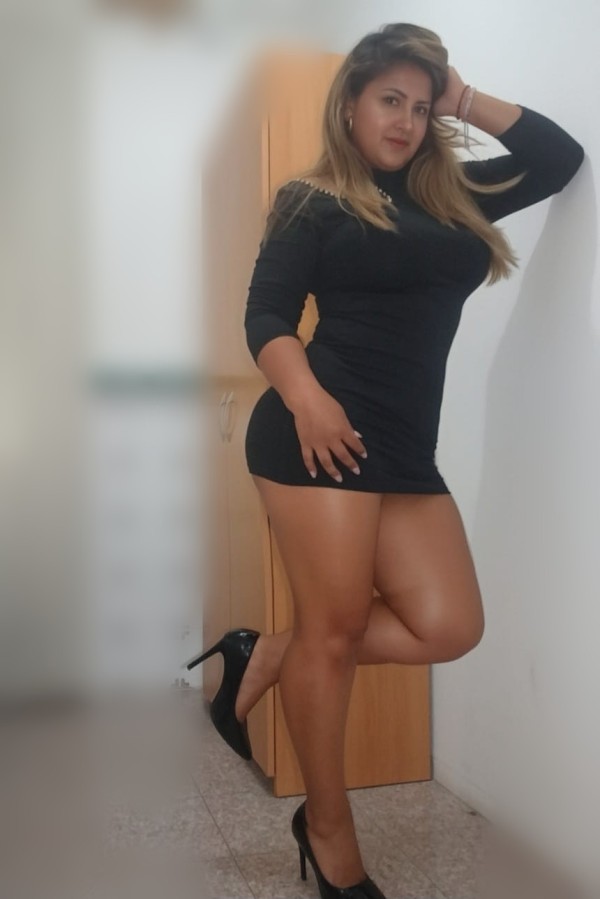 DIOSA   CON GANAS DE COMERTE LA POLLA