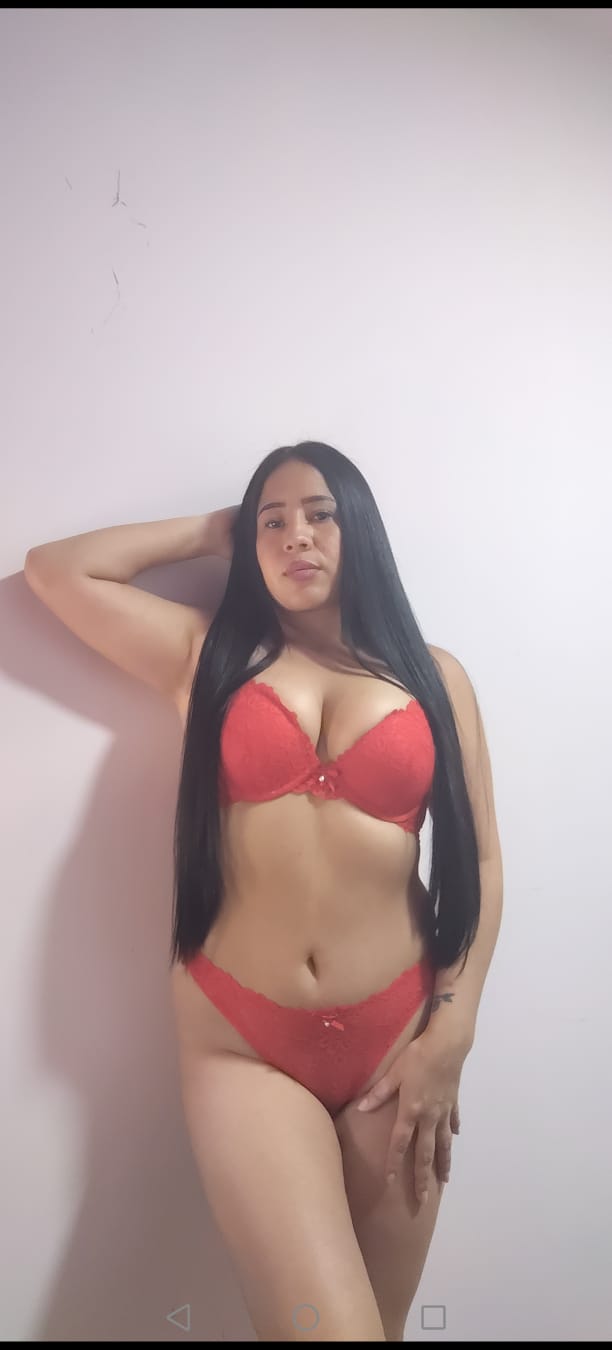 CHICA PECHUGONA CON GANAS DE HACER UNA CUBANITA
