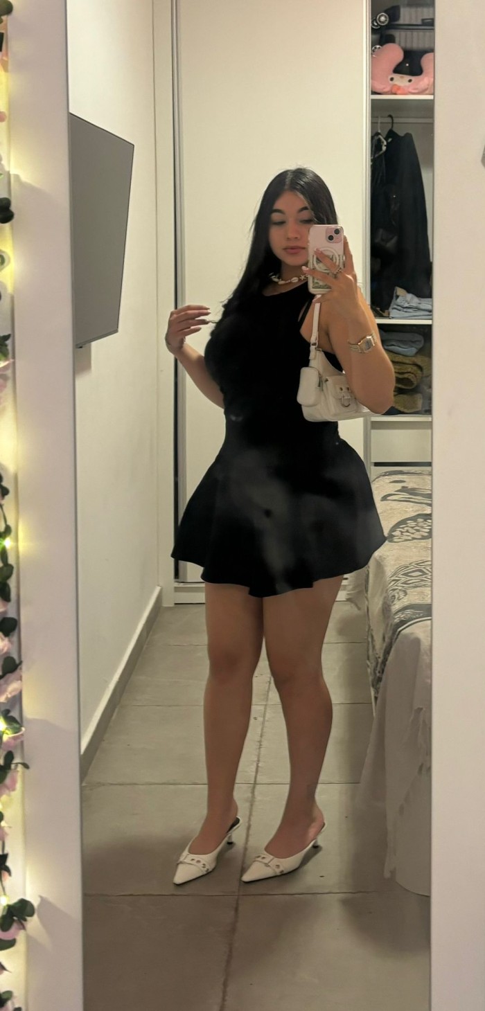 Jovencita Latina en tu ciudad
