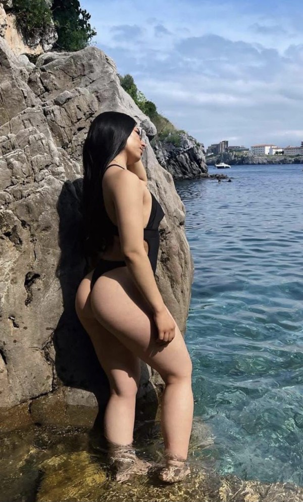 634861114 Una hermosa atractiva y divertida mujer