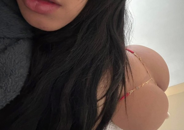 634861114 Una hermosa atractiva y divertida mujer
