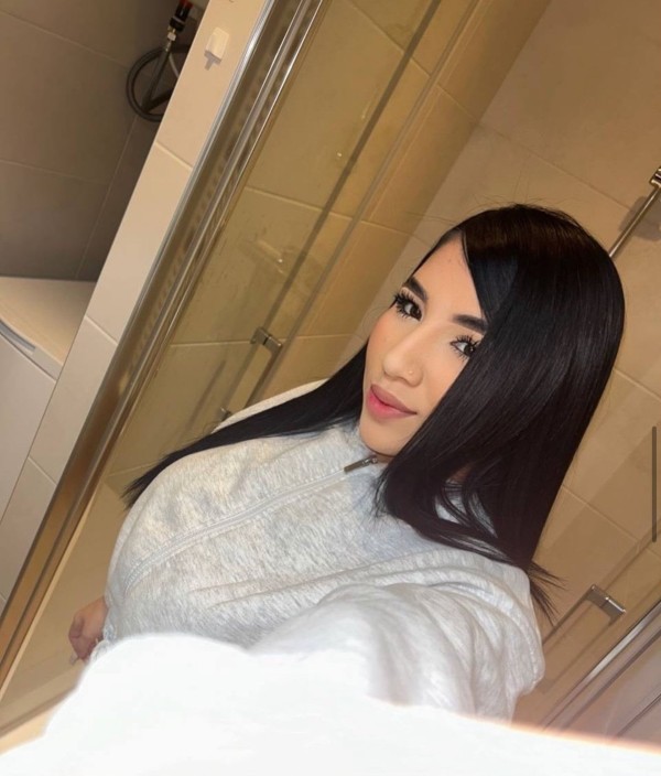 634861114 Una hermosa atractiva y divertida mujer