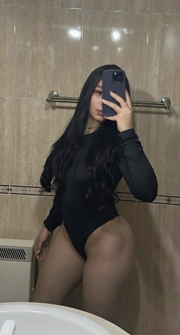 634861114 Una hermosa atractiva y divertida mujer