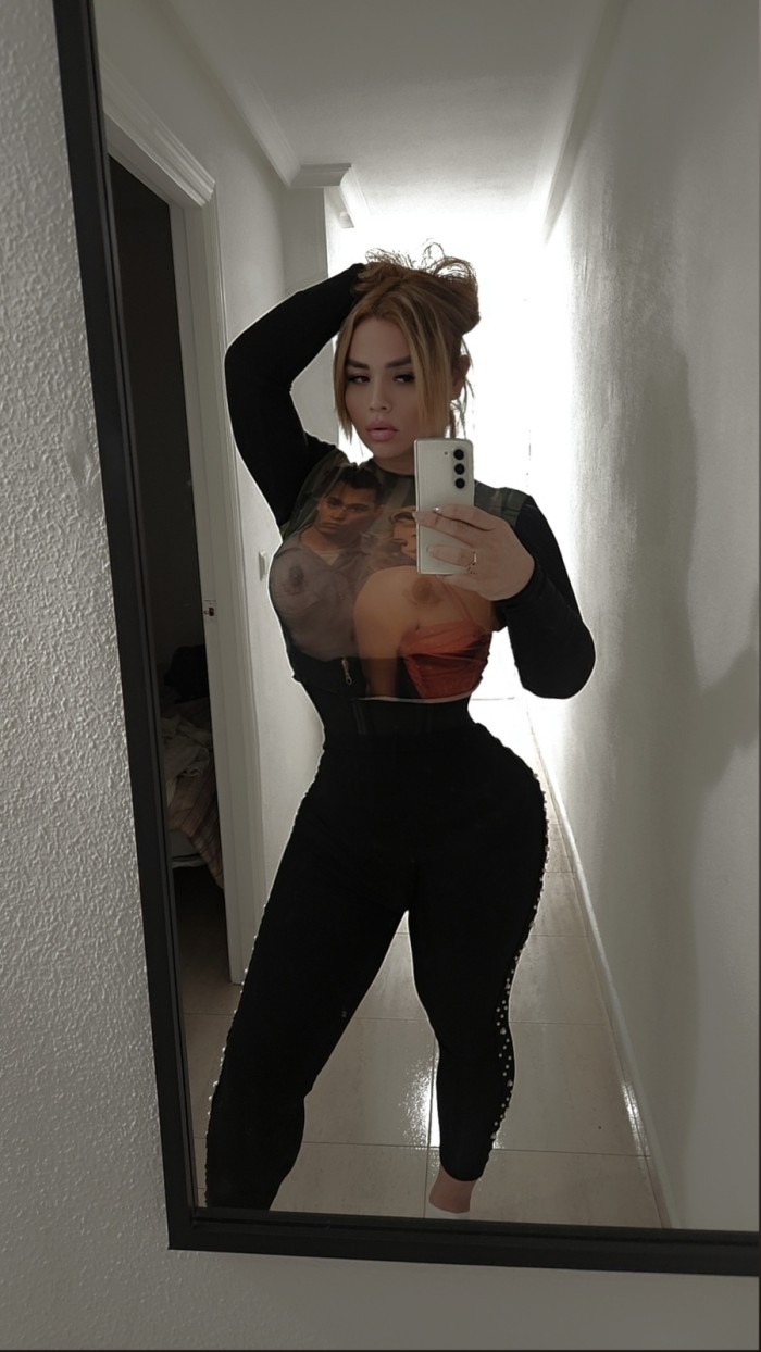 Rubia guapa en roquetas 24h fiesta salidas y videollamada