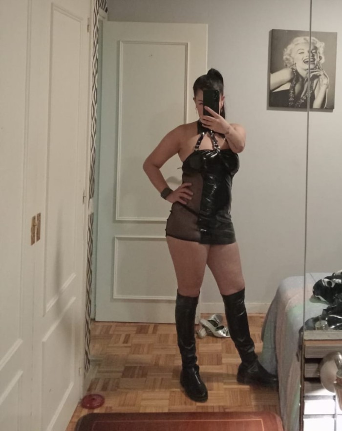 Paula una zorra a la que le encanta el cuero