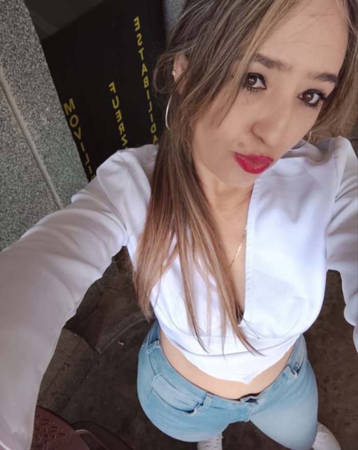 Me gusta la fiesta blanca trato de novios cariñosa