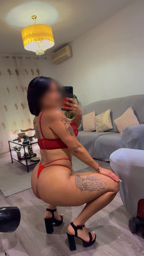 Mónica COLOMBIANA joven 25 años , CALIENTE ,GUAPA, Y RICA MAMADA AL NATURAL