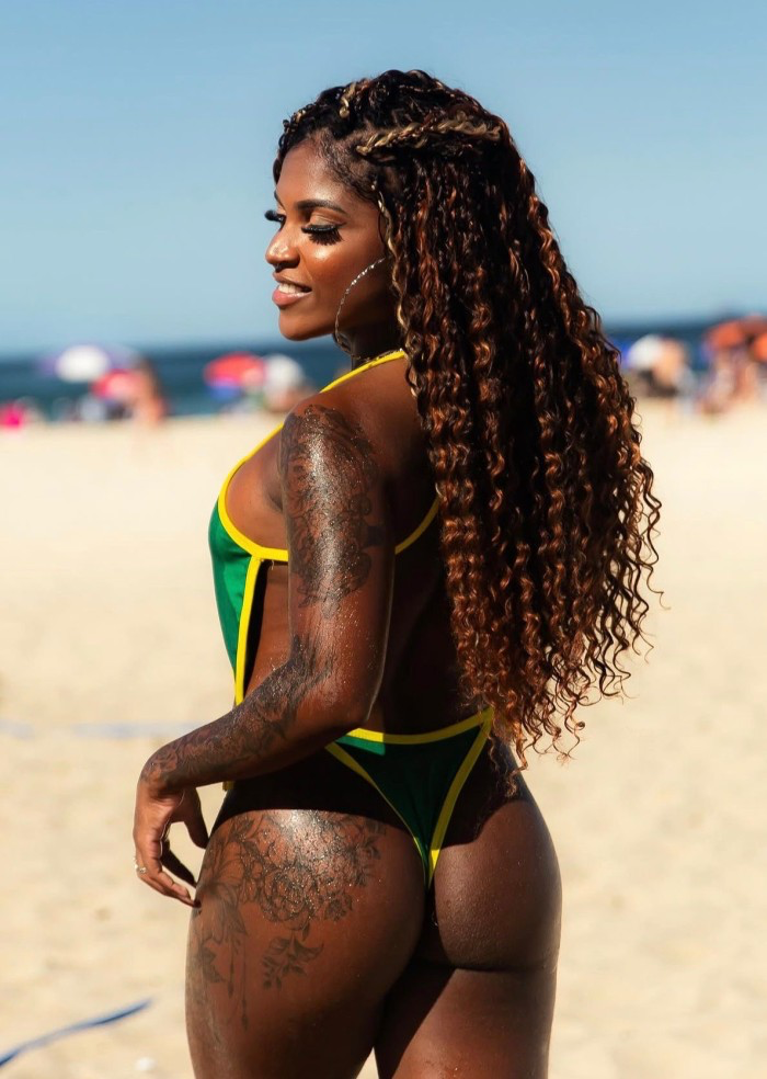 Morenaza impresionante con cuerpo de fantasia