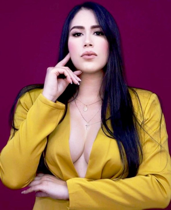 PURA ELEGANCIA CON UN TOQUE DE TENTACIÓN