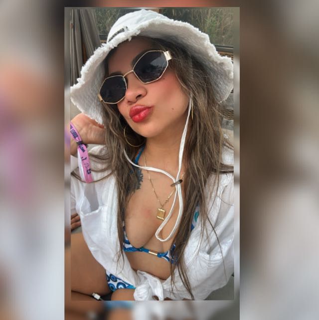 HERMOSA LATINA FIESTERA