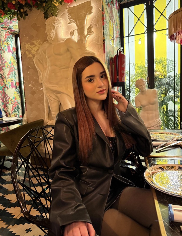 Venezolana complaciente en Usera