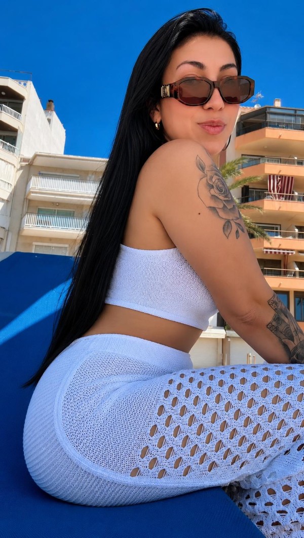 TRATO DE NOVIOS APASIONADOS BESOS CARICIAS MASAJES
