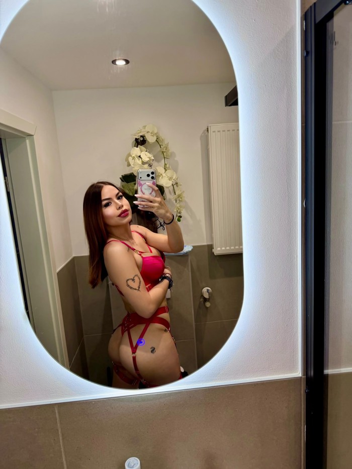 SARITA, FEMENINA, CARIÑOSA Y COMPLACIENTE