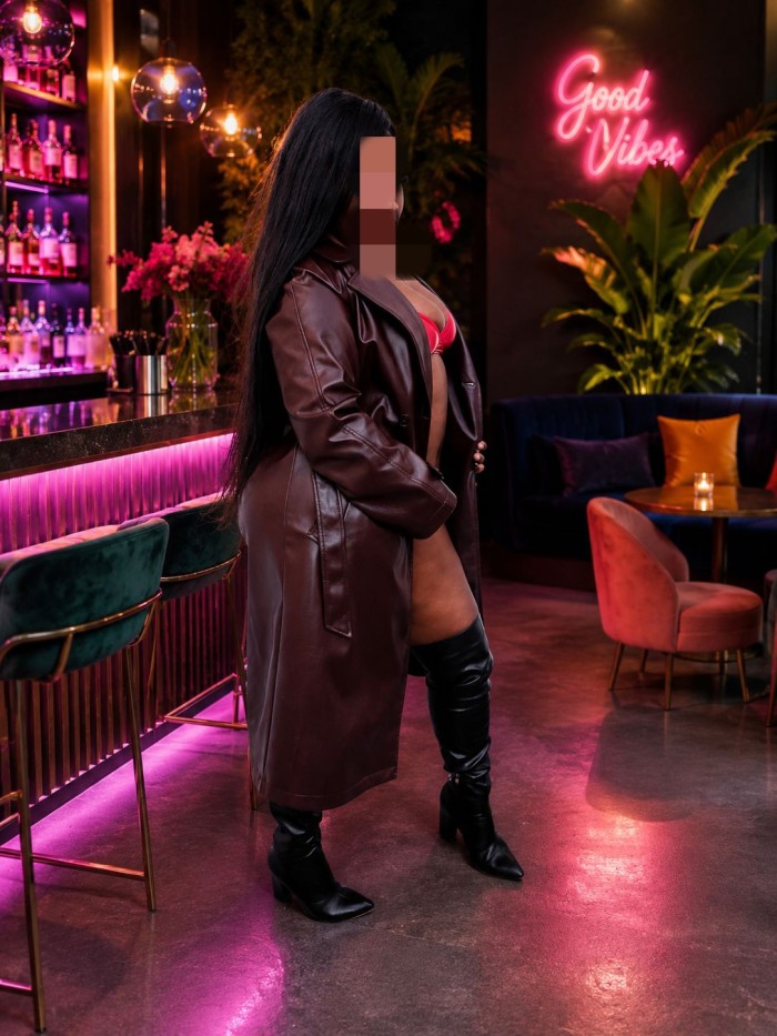 Mulata recien llegada fiestera