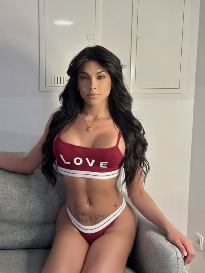 Roxana Latina Súper Activa y Caliente