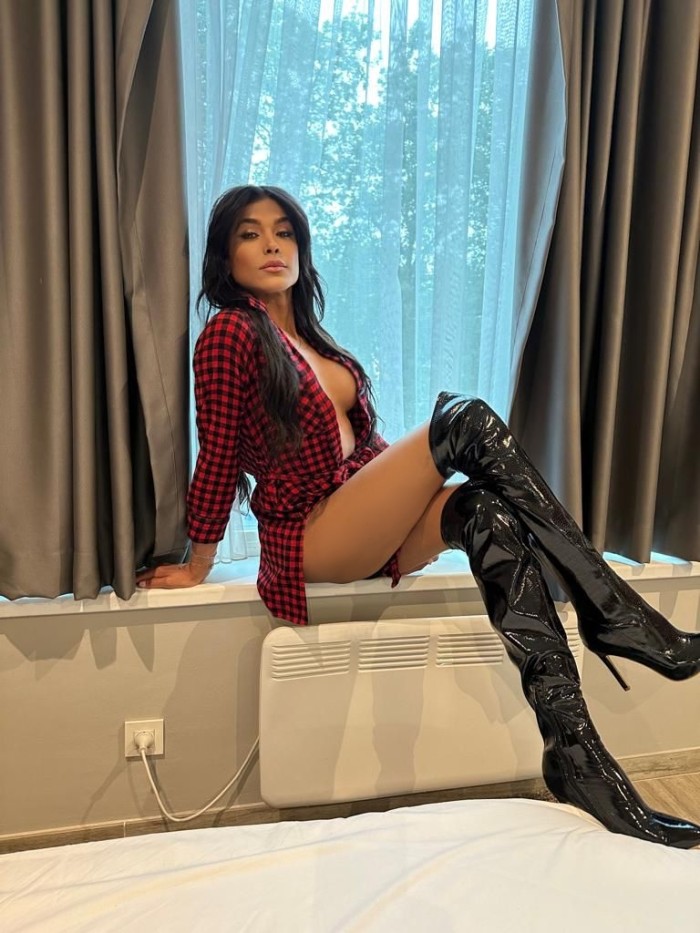 Roxana Latina Súper Activa y Caliente