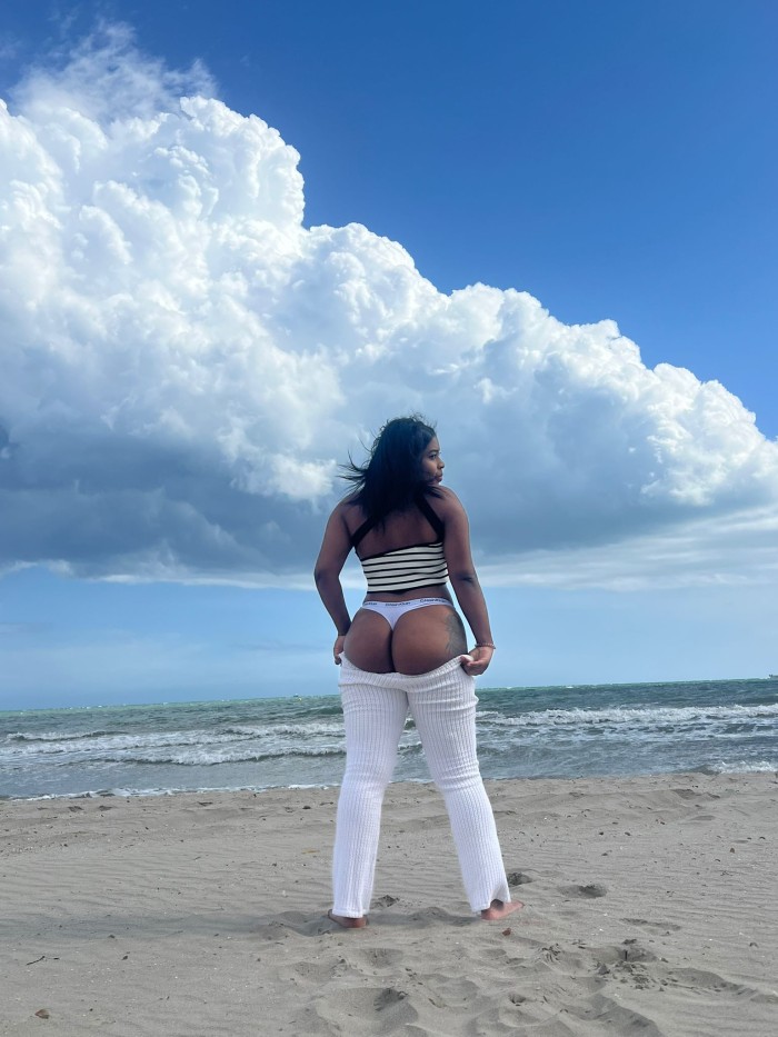 chica morena muy sexi y fiestera